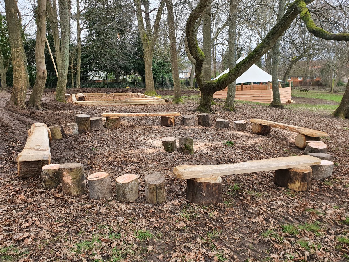 Let's talk outdoor seating areas. What's your preference of set up?

#outdoorlearning #outdoorclassroom #naturalspace #teachoutside
