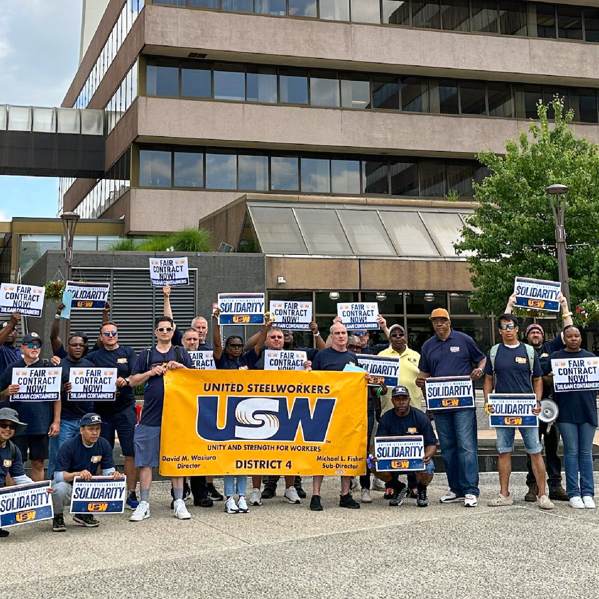 About two dozen USW Local 6129 members who work at Silgan Containers in Edison, N.J., demonstrated this week outside Silgan’s annual shareholders meeting in Stamford, Conn., calling on the company to negotiate in good faith and address workers’ concerns. #EverybodysUnion #1u