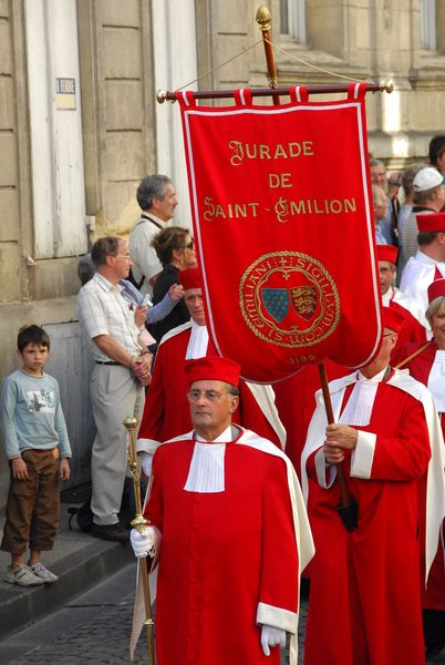 Venez célébrer la traditionnelle Fête de Printemps de la Jurade de Saint-Émilion le dimanche 16 juin :

🎨Expositions d'#art 
🍷Animations autour des #vins et du vignoble pour éveiller vos sens
🎵Concerts 
🍴Dîner festif 
🎇Illumination au cœur de la Cité