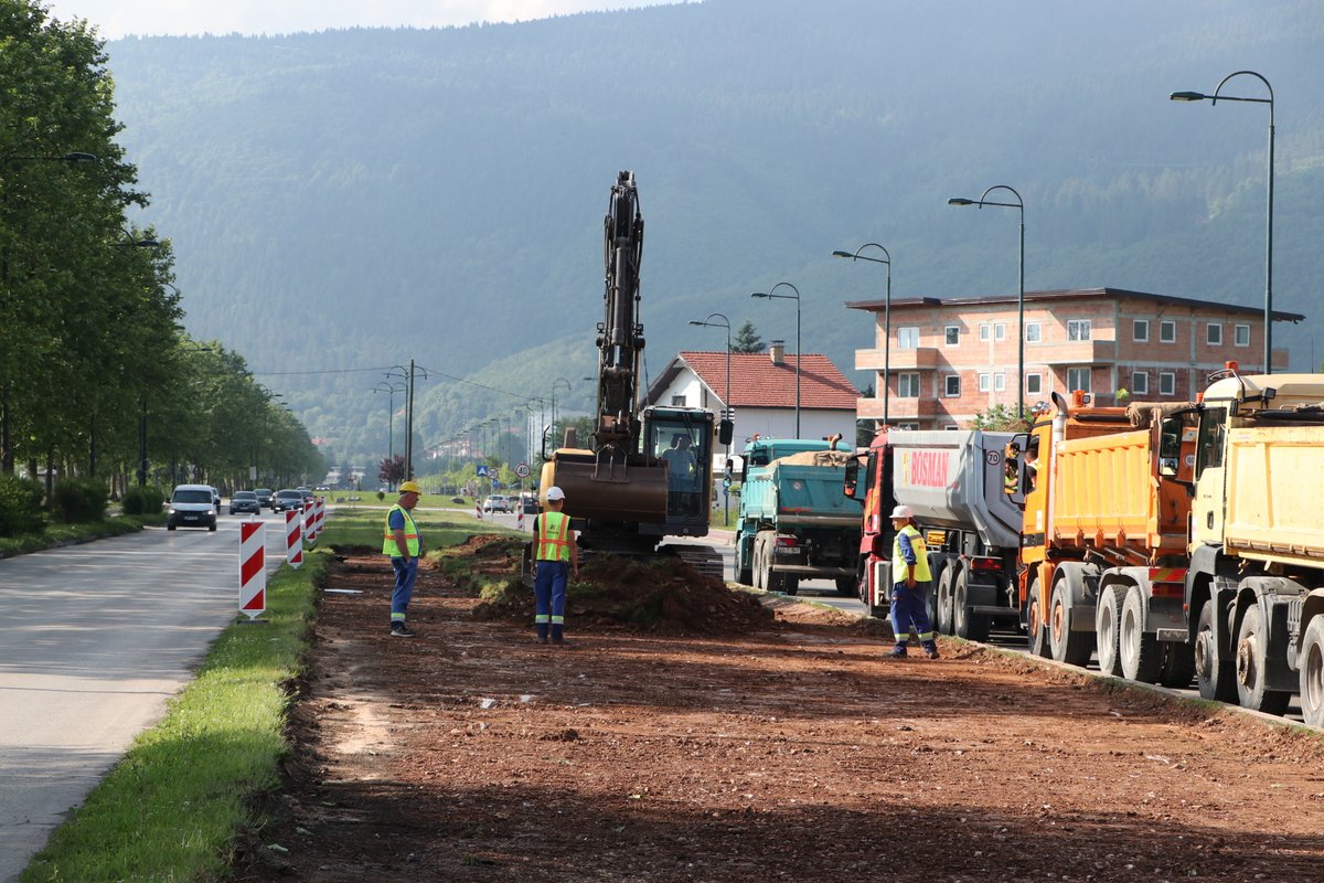 Vlada Kantona Sarajevo (@vladaks_) on Twitter photo Premijer <a href="/nihaduk/">Nihad Uk</a> , ministar <a href="/AdnanSteta80/">Adnan Šteta</a> i načelnik <a href="/MuzurNermin/">Nermin Muzur</a> u obilasku radova na izgradnji pruge do Hrasnice.
Više na: shorturl.at/ezr1s Premijer <a href="/nihaduk/">Nihad Uk</a> , ministar <a href="/AdnanSteta80/">Adnan Šteta</a> i načelnik <a href="/MuzurNermin/">Nermin Muzur</a> u obilasku radova na izgradnji pruge do Hrasnice.
Više na: shorturl.at/ezr1s