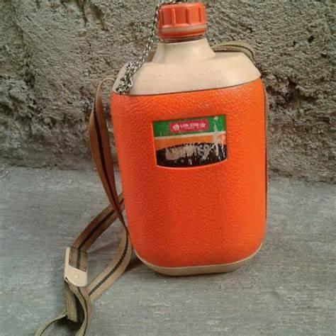 bliblidotcom's tweet photo. Inget botol minum jadul ini gak sih?🤣

Ada yang pernah punya?😆👇 #JawabDuluAja https://t.co/WaRAKIVf4f
