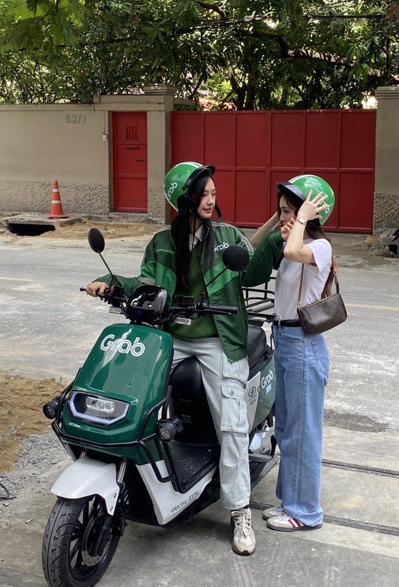 พี่แกร็บคนนี้เขาดูเเลดีจังเลยอะ 🫶🏻

Saver with ML

#GrabBikeSaverxMilkLove
#GrabBikeSaver #นั่งGrabคุ้มถึงใจมาไวถึงที่ #GrabTH #MilkLove #OngsaSun #23point5 #องศาที่โลกเอียง