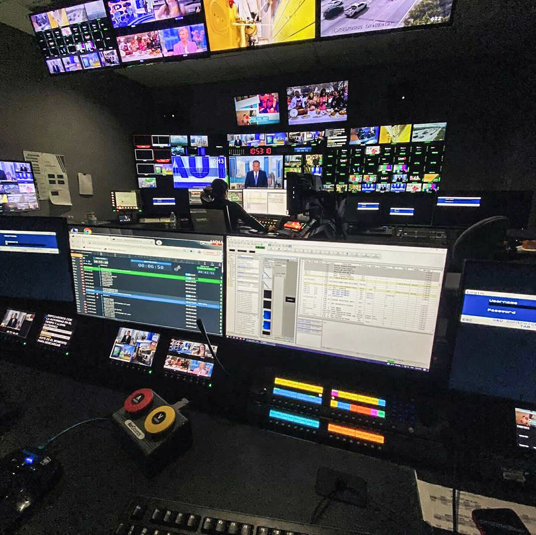 📺 Breaking news at Telemundo Houston 📷 instagr.am/producedbyoli #inews #breakingnews #telemundohouston #broadcast #tvnews #newsproduction #newsroom #news #avid