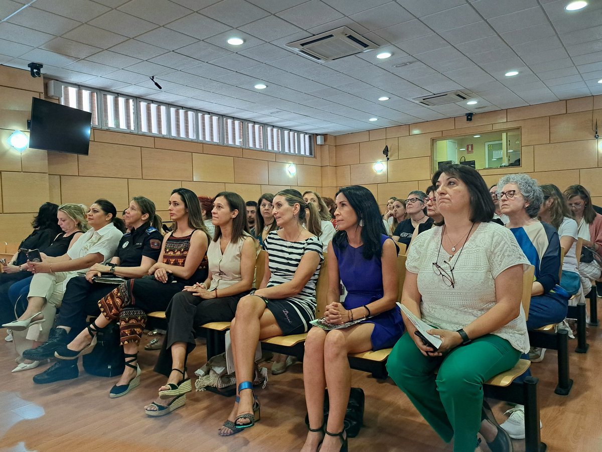 DGobiernoMadrid's tweet photo. 📊 La @gitanos_org ha presentado el informe de impacto del #ProgramaCalí en Madrid.
Un proyecto que se puso en marcha en el año 2016 y que busca fomentar la igualdad y la integración socio-laboral de las mujeres gitanas.
Al acto ha asistido la subdelegada, @TrinidadPilar. https://t.co/IRBA1DxFN1