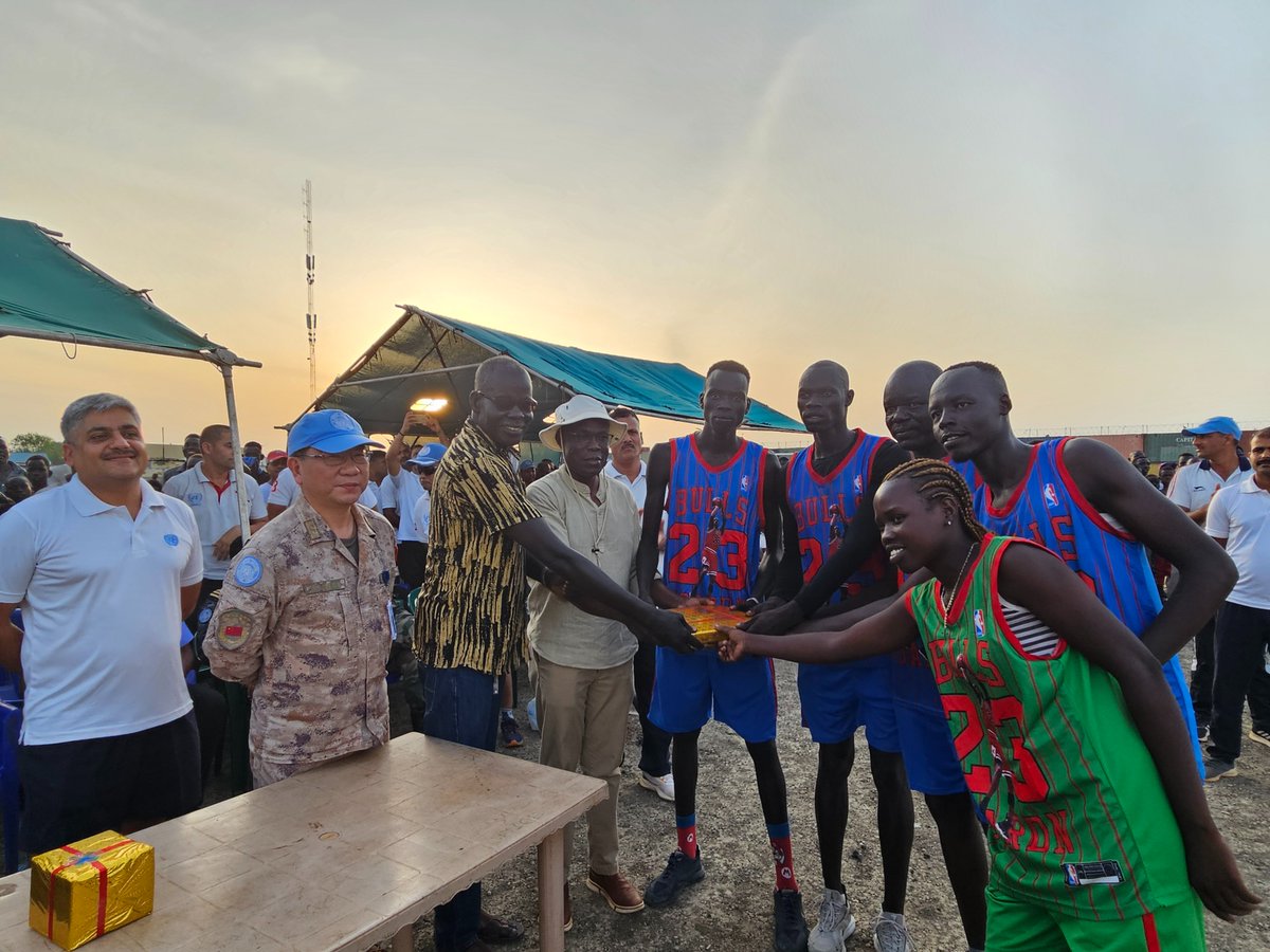unmissmedia's tweet photo. In Malakal, #SouthSudan 🇸🇸, #PeaceBegins 🕊️, often with sports!

A friendly volleyball 🏐 match between #UNMISS Blue Helmets + 2 local teams from the UN Protection Site here was a great way to recognize the work of peacekeepers on #PKDay. 

The local teams won! Kudos 👏🏾
#A4P https://t.co/ZB9iWaaykO