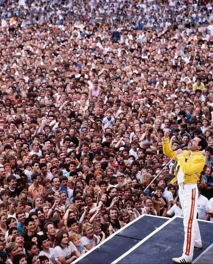 Niente telefoni, niente videocamere... solo tante persone che si godevano a pieno le emozioni che regala la musica ♥️ 👇👇👇