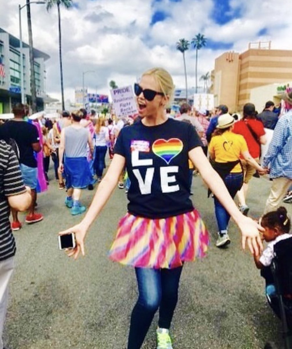 theronbrasil's tweet photo. Charlize Theron está entre os apresentadores confirmados para o evento inaugural da Celebração do Cinema e Televisão LGBTQ+ da Critics Choice Association.

A celebração, marcada para 7 de junho no Fairmont Century Plaza em Century City, é a última edição de reuniões comemorativas organizadas pela associação, que também realiza eventos que reconhecem colaboradores de filmes e programas de televisão latinos, negros e asiáticos do Pacífico. Os eventos são realizados em um esforço “para iluminar o trabalho de talentos historicamente sub-representado.”