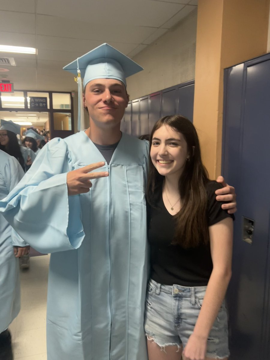 hmhunt76's tweet photo. #Seniorstroll2024
@DrWhalen3 @SeekonkHS https://t.co/PBFnpgUwkx
