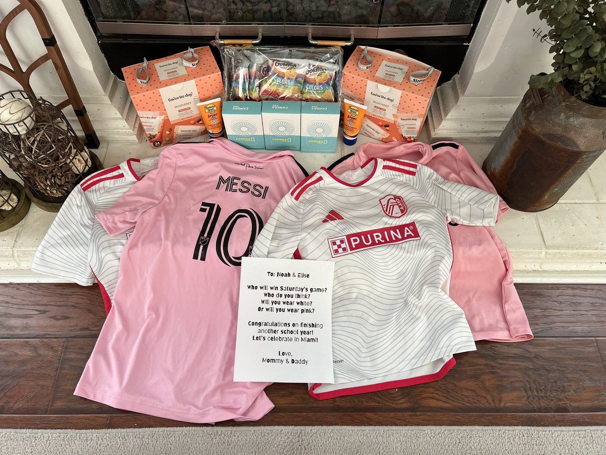 AmberSimm0ns's tweet photo. 🎉 @jtsimmons108 & I surprised the kids this morning! 🎉
(*Luckily they both chose their @stlCITYsc #ConfluenceKit! I guess they can sit with us. 😉)
#GoingToMiami✈️ #GOAT🐐 #Messi🩷
#MIAvSTL🏟️ #AllForCITY⚽️ https://t.co/YeOoIS3l1z