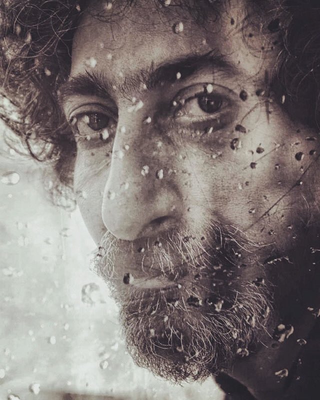 Varlık gösterdiği tabloyu büyüten ancak gökkuşağına ne iştirak ne de tenezzül etmemiş bir renk, yüzde beş yüz orijinal bir aktör. Artık hafızalarımıza emanet. 

Çilenizi doldurdunuz, yattığınız yer incitmesin, sesiniz gibi nahif olsun🙏🏻 #AhmetUğurlu