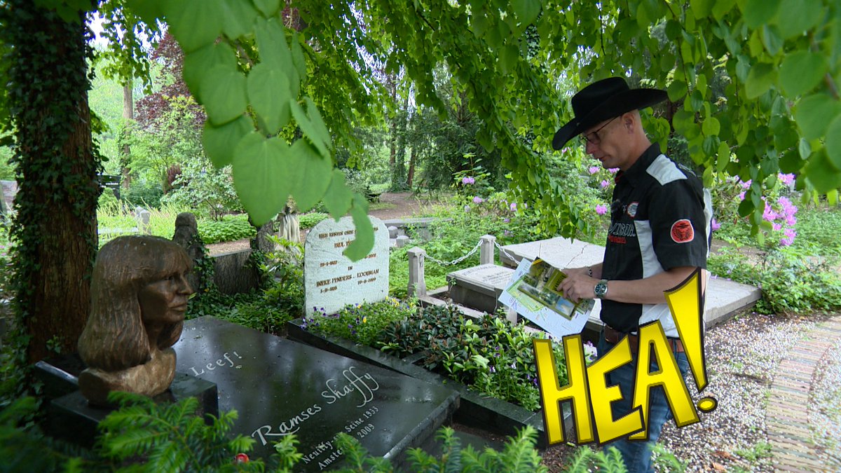 Gert Jan Oosterkamp fan Munnikebuorren giet geregeld nei begraafplak #Zorgvlied yn Amsterdam, hjir lizze de grêfstiennen fan bekende Nederlanners lykas Herman Brood en Ramses Shaffy. #Hea #Omropfryslan
Sjoch hjir: omropfryslan.nl/fy/tv/ofleveri…