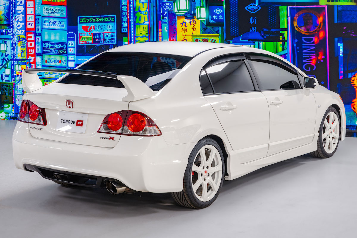 #Honda #Civic #TypeR #FD2 fresh in the #showroom. A true successor to the DC5 Integra Type R. This is a totally original example thats covered just 36,248 miles since 2008. Presented in the iconic Championship White, it's a #JDM modern classic. Price: torque-gt.co.uk/honda-civic-ty…