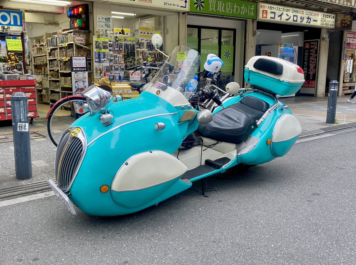 別の日にアキバ駅前に停まってたこのバイクも、ディズニーや鳥山明デザイン感があってめちゃくちゃ格好良かったんですよね。