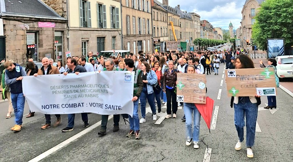 Mobilisation des Pharmaciens à Limoges contre les pénuries de médicaments, les fermetures d'officines et la ventes sur internet.