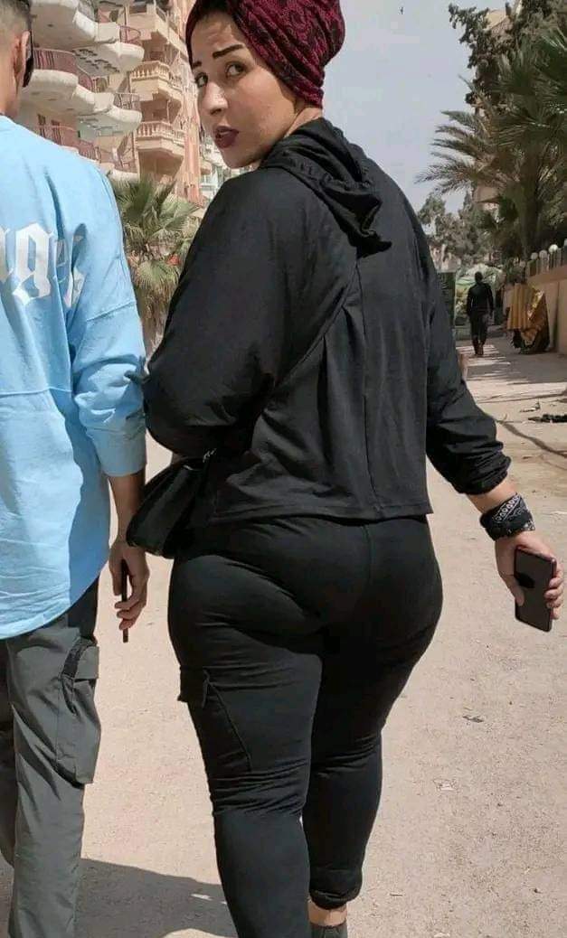 مراتك بتبصلي وتتأكد اني بصور قعرها اللي فشختو بعبصه وانت ماشي جنبها