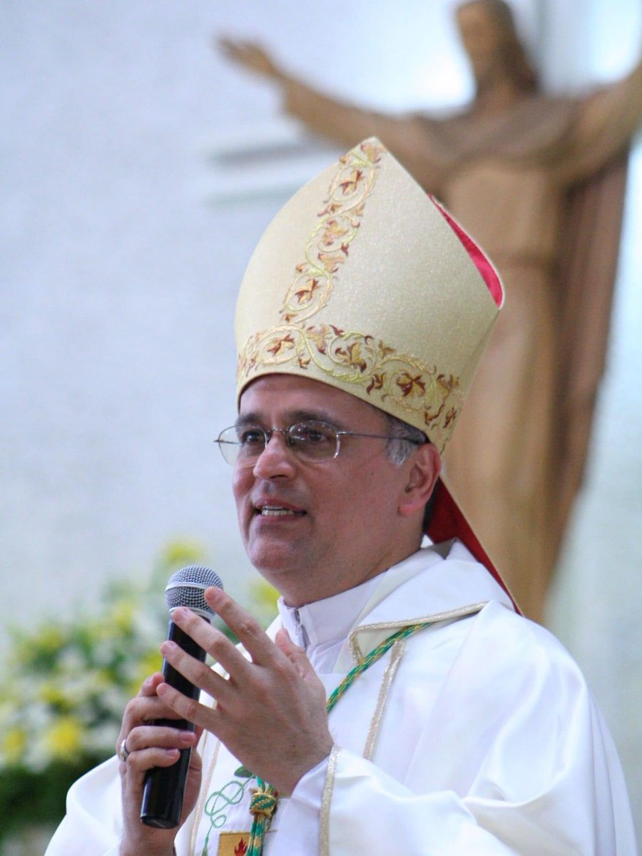 Hoy se cumplen 15 años de la Consagración Episcopal de Mons @silviojbaez, obispo Auxiliar de Managua. Le felicitamos y bendecimos, pidiendo a Dios le fortalezca en su ministerio a través del cual ha demostrado ser fiel a la palabra y a la misión de ser “pastor con olor a oveja”.