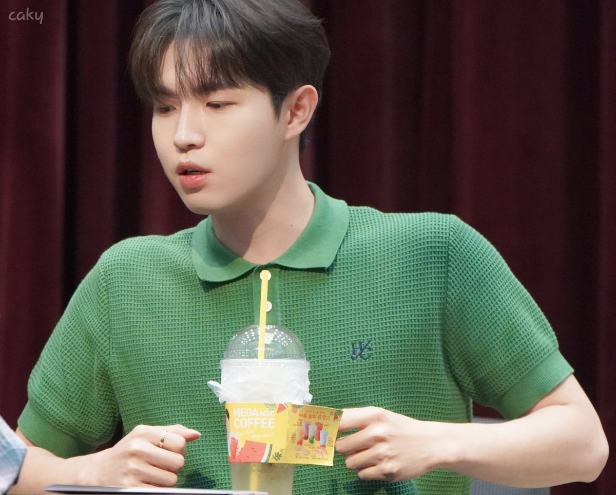 __caky's tweet photo. 240526 뮤직아트 대면 

어깨 으쓱 ☆٩(｡•ω<｡)و 

#김재환 #KIMJAEHWAN https://t.co/mORdiLIUc3