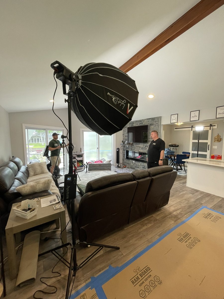 Few more behind the scene photos of filming our big commercial the other day #RenovationsNow ✅ 

#smallbusinessbigdreams #macombcounty #filmingacommercial #behindthescenes