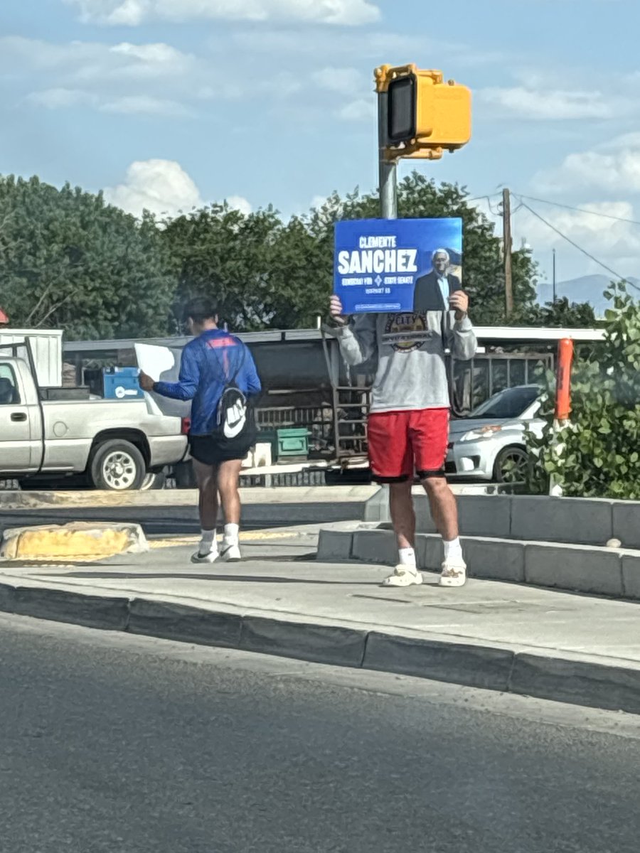 SenCSanchez's tweet photo. Getting exposure in Los Lunas. Thank you to@these students for helping me and my campaign. https://t.co/I6dexHokem