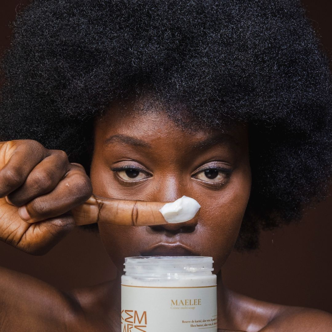 Notre crème multi- usage " Maelee (leave-in) " est  disponible dans tous nos points de vente. 

Elle est idéale et adaptée aux cheveux afro.