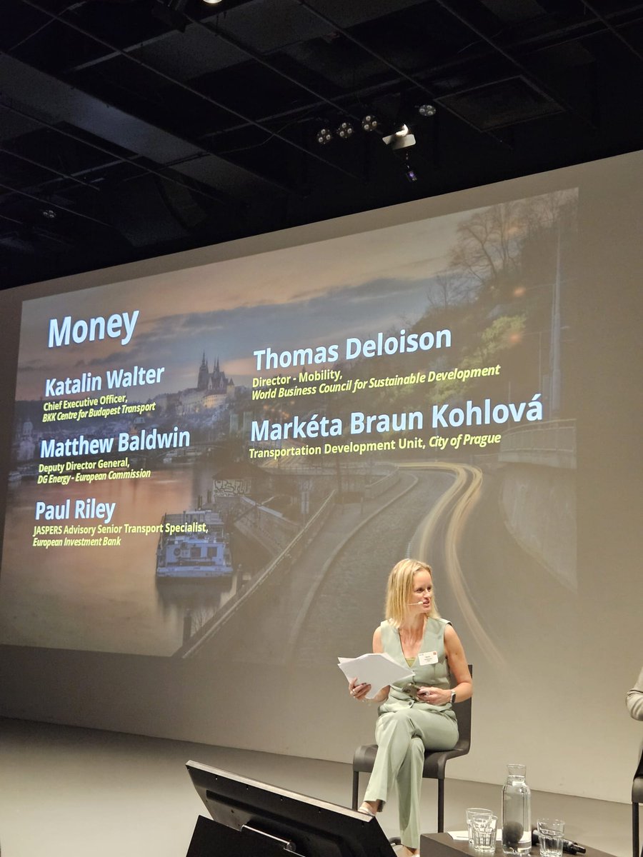 POLISnetwork's tweet photo. 🔴We're 𝙗𝙖𝙘𝙠 𝙖𝙩 𝙞𝙩!

The POLIS #LeadershipSummit is now moving on to the 𝘁𝗵𝗶𝗿𝗱 panel discussion of the day🎙️

The topic of the hour?➡️Financing #SustainableMobility🪙🌱

And don't go anywhere - our last panel discussion starts soon!

#ChangeOnTheMove #MobilityLeaders https://t.co/HBlQPRfwyG