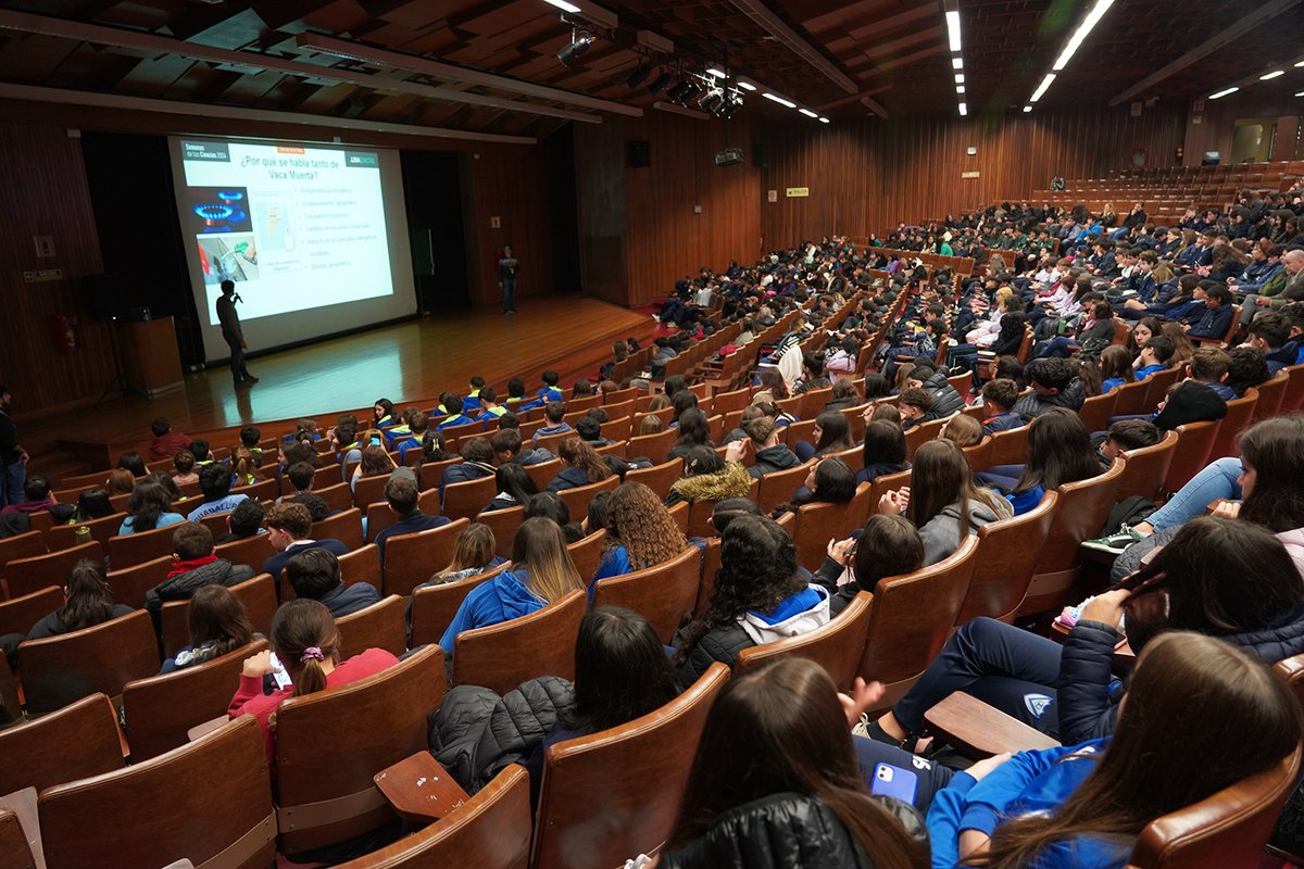 🌏Hoy en el último día de la Semana de las Ciencias de la Tierra podés participar de charlas sobre la información que pueden darnos las cavernas, la cadena de valor en el @SMN_Argentina y qué hacer ante las crecidas del agua. 🌊🏔️ ¿Te sumás?