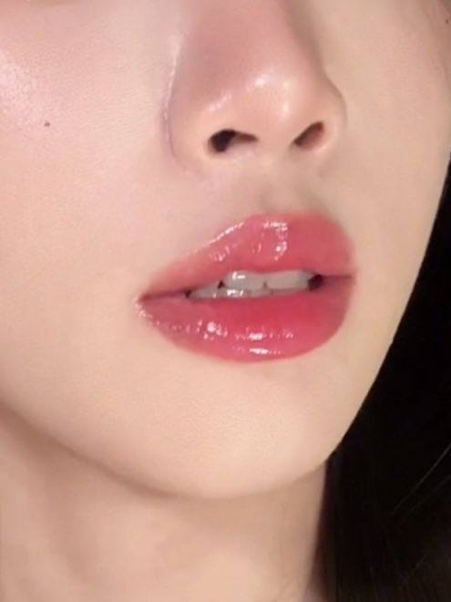 morpormorpaeng's tweet photo. เป็นไอเทมที่ไม่ได้จำเป็นมาก แต่มีแล้วทาลิปสวยขึ้นจริง ถ้าเป็นคนปากคล้ำหรือสีปากชัดเกิน ลิปไลเนอร์จะช่วยได้ดีมากกกก มันเหมือนเบสปรับพื้นให้ลิปที่เราจะทาสีไม่เพี้ยน ยิ่งถ้าอยากให้ปากมันดูมีมิติ สีไล่เลเยอร์ ลิปไลเนอร์ช่วยได้เยอะมาก ซ้ายคือทาลิปปกติ ขวาใช้ลิปไลเนอร์ https://t.co/4p0uMzqafY