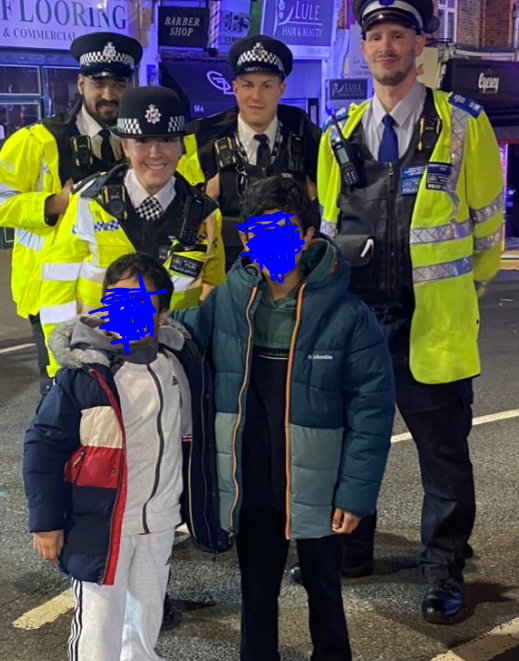 Safer Neighbourhood Team officers and Special Constables at Pinner Fair helped reunite lost children with their families, return a phone to a teenager, and hand back keys to anxious adults.👏
<a href="/MPSPinnerSouth/">Pinner South Police</a>