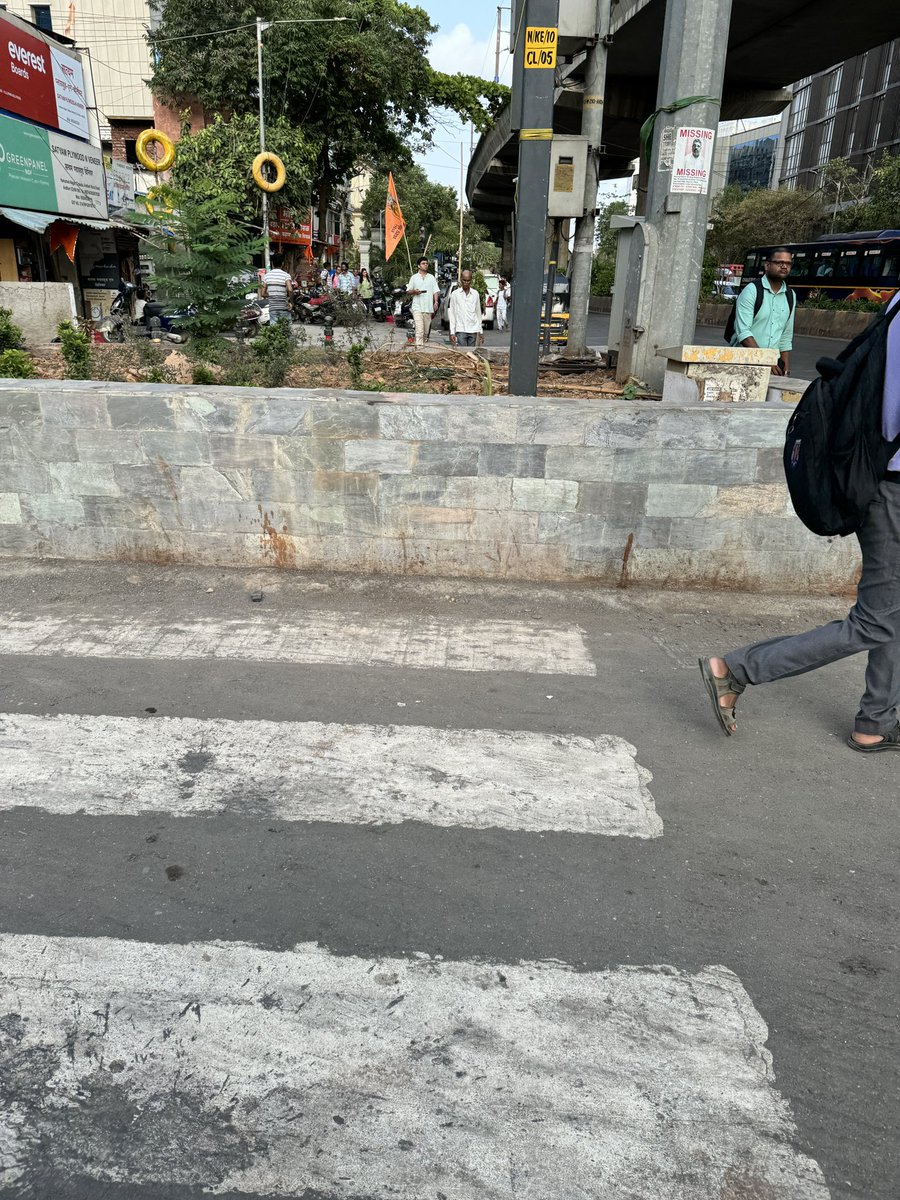 Hey @walkingproject here is one more from the “Who designed this Zebra Crossing” category 😉 📍: The extremely busy Chakala Junction