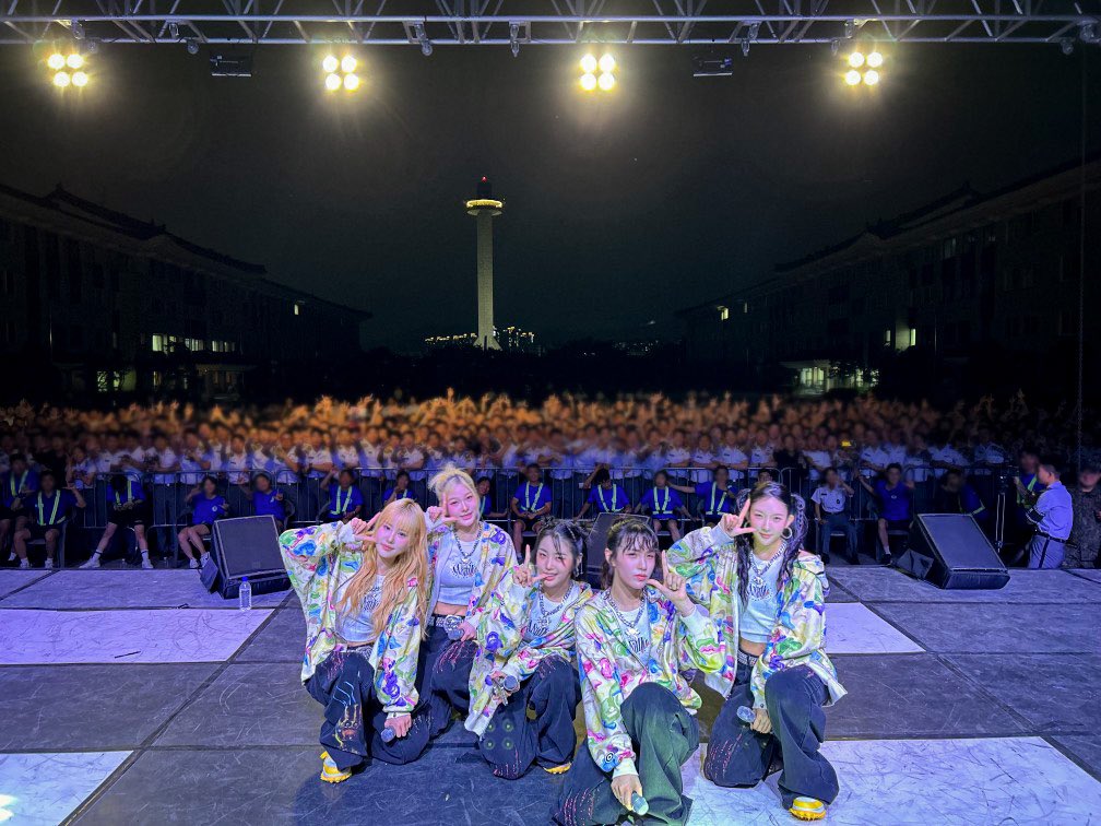 GO09UKXbwAAYDOW?format=jpg&name=medium