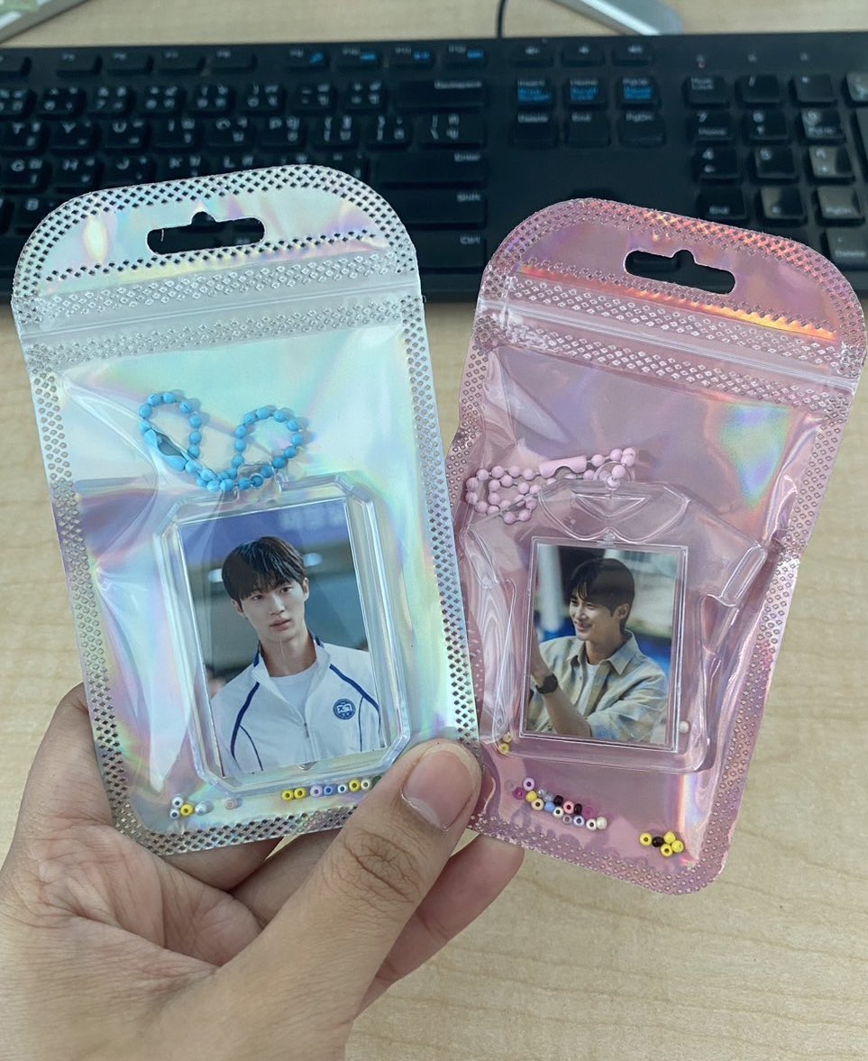 Airsmile7's tweet photo. Giveaway (^‿^✿)

พวงกุญแจ (คละรูป) 
กรอบละ 50 รูป รวมทั้งหมด 100 ชิ้น

ทีม : หน้างานวันที่ 15/06/67

มารับมาแลกกันได้นะคะ (≧◡≦) ♡

#อูเชทงgiveaway #ByeonWooseok
#2024byeonwooseokfanmeetinginbangkok https://t.co/p3pncQvZd8