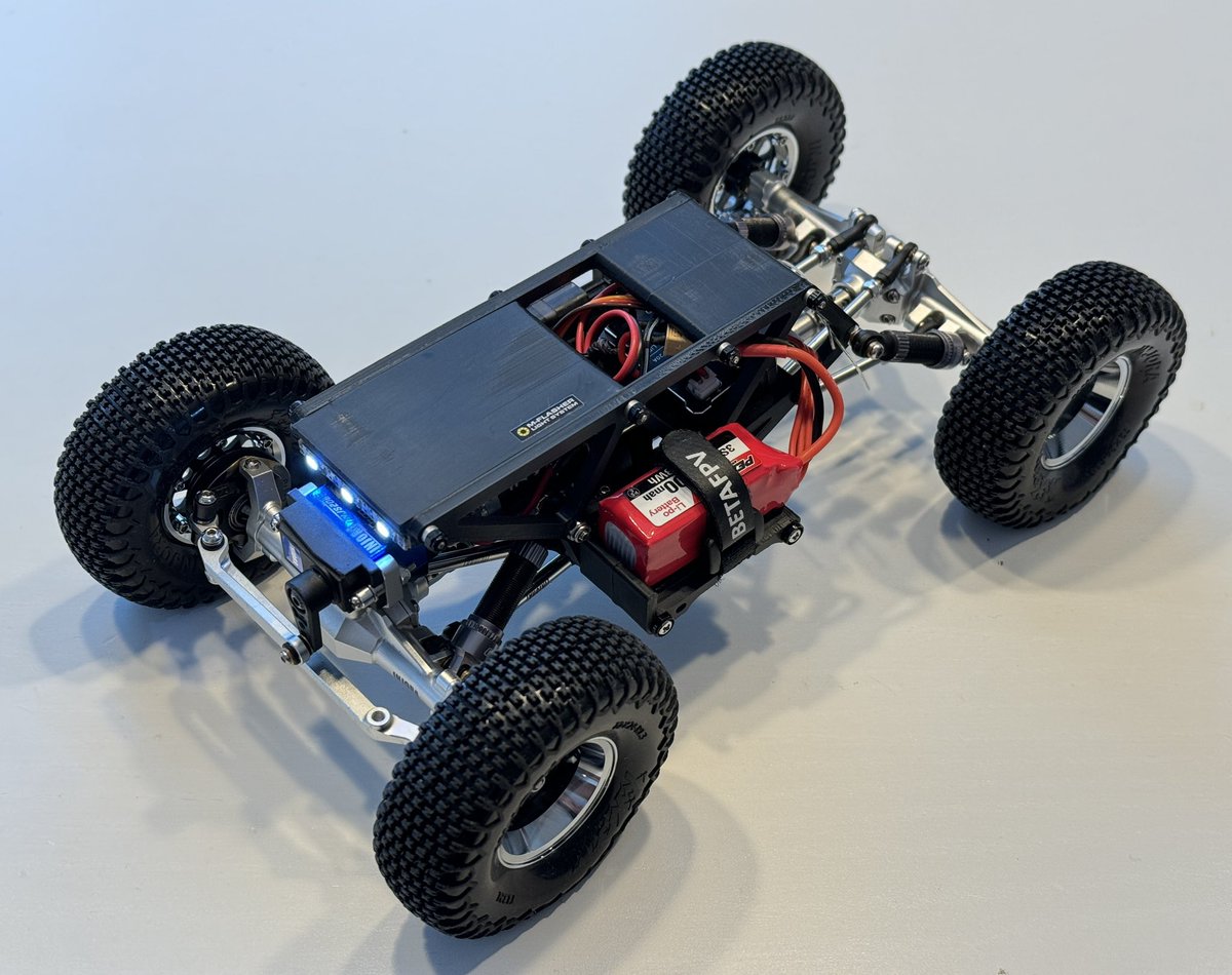 DABAD_JP's tweet photo. TRX4Mフレーム制作記31
新フレーム［Rock Frog］完成

さらなる低重心を目指し新規にデザイン
自身初のホイールベース延長
デザインはミニマルな直線的なデザインで
未来的な雰囲気を目指して作成しました

1.3incの最新S5コンパウンドのピンタイヤ
シリコンインナーにカーボンホイールを採用 https://t.co/xfvEQNkiwA