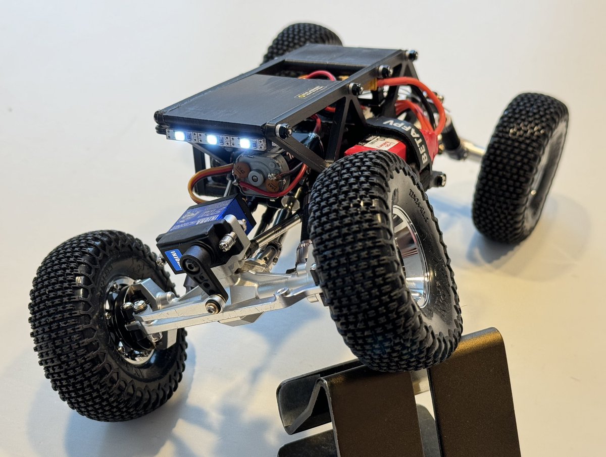DABAD_JP's tweet photo. TRX4Mフレーム制作記31
新フレーム［Rock Frog］完成

さらなる低重心を目指し新規にデザイン
自身初のホイールベース延長
デザインはミニマルな直線的なデザインで
未来的な雰囲気を目指して作成しました

1.3incの最新S5コンパウンドのピンタイヤ
シリコンインナーにカーボンホイールを採用 https://t.co/xfvEQNkiwA