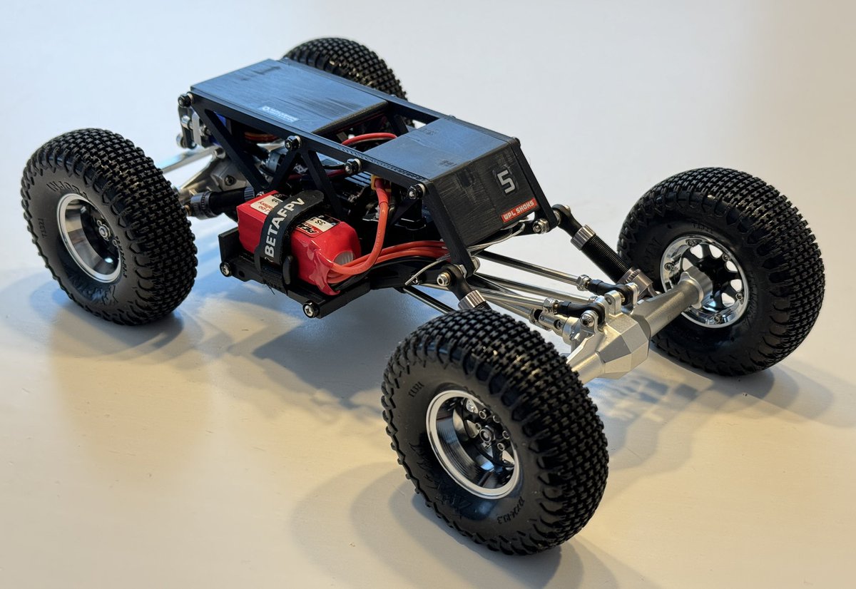 DABAD_JP's tweet photo. TRX4Mフレーム制作記31
新フレーム［Rock Frog］完成

さらなる低重心を目指し新規にデザイン
自身初のホイールベース延長
デザインはミニマルな直線的なデザインで
未来的な雰囲気を目指して作成しました

1.3incの最新S5コンパウンドのピンタイヤ
シリコンインナーにカーボンホイールを採用 https://t.co/xfvEQNkiwA