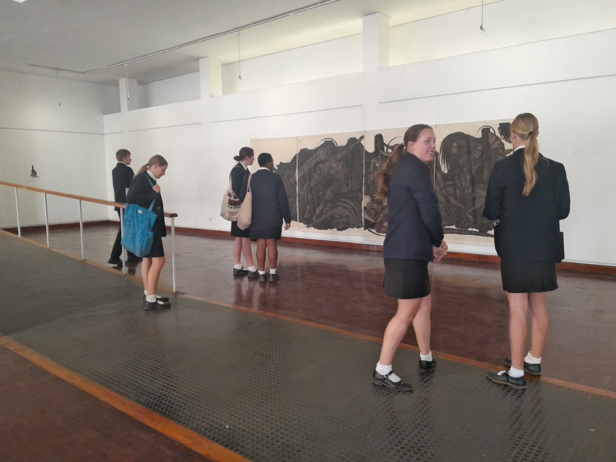 BYOgallery's tweet photo. 𝗚𝗨𝗜𝗗𝗘𝗗 𝗧𝗢𝗨𝗥 𝗔𝗟𝗘𝗥𝗧
@BYOgallery is hosting #FalconCollege for a guided tour. There are 10 students & 2 teachers. Exhibitions on display are #Consience by #CharlesNkomo #RiteOfPassage by #PiyaliGhosh & #UniqueFormsOfCharactersAndObjectForm by #KnoxChimbetete. https://t.co/N5R2o5Bf3R