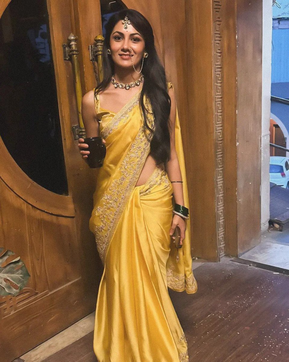 Prettiest lady - Sriti Jha's ethereal beauty shines through in this captivating look. 🥹💛💫 #SritiJha #AmrutaBhavaniChitnis #KaiseMujheTumMilGaye #KMTMG #AmViraKiShaadi #AmVira