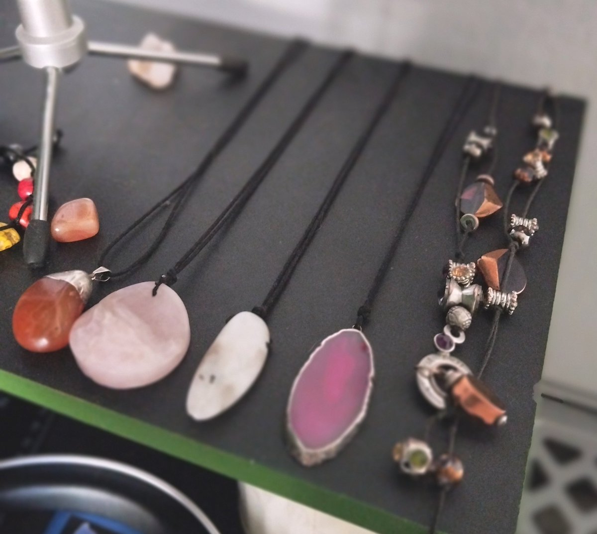 Happy Thursday everyone 💜 Lately I've been a heavy crystal collector, I love chunky stones and I love necklaces mostly. These are my go to's for everyday wear (Carnelian, rose quartz, rainbow moonstone and pink slice Agate and a personal piece someone I love made for me