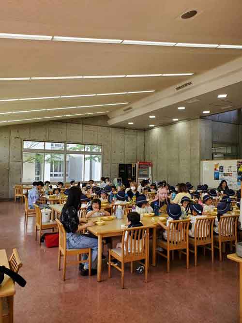 【今週の八王子キャンパス】
美術教育を通して本学と交流のある グリーンヒル幼稚園の園児さんが、東学食堂にお昼ご飯を食べに来てくれました🍛
とても元気な「いただきます！」のご挨拶に、近くにいた学生・教職員から大きな拍手が寄せられていました☺️