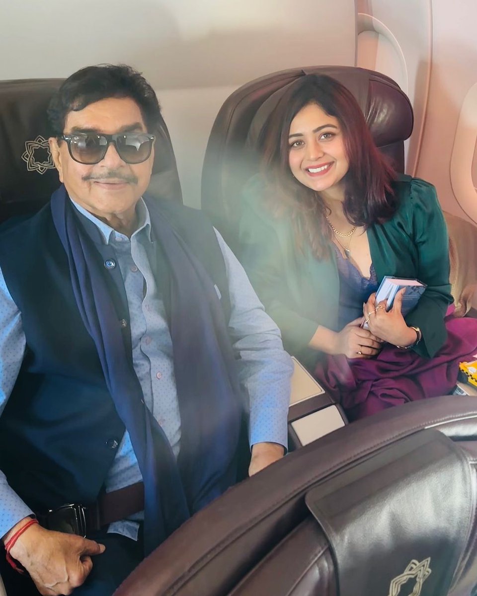 Take a look at who Ritabhari's co-passenger was! #Ritabhari #RitabhariChakraborty #shatrughansinha #tollywood #celebs #flights