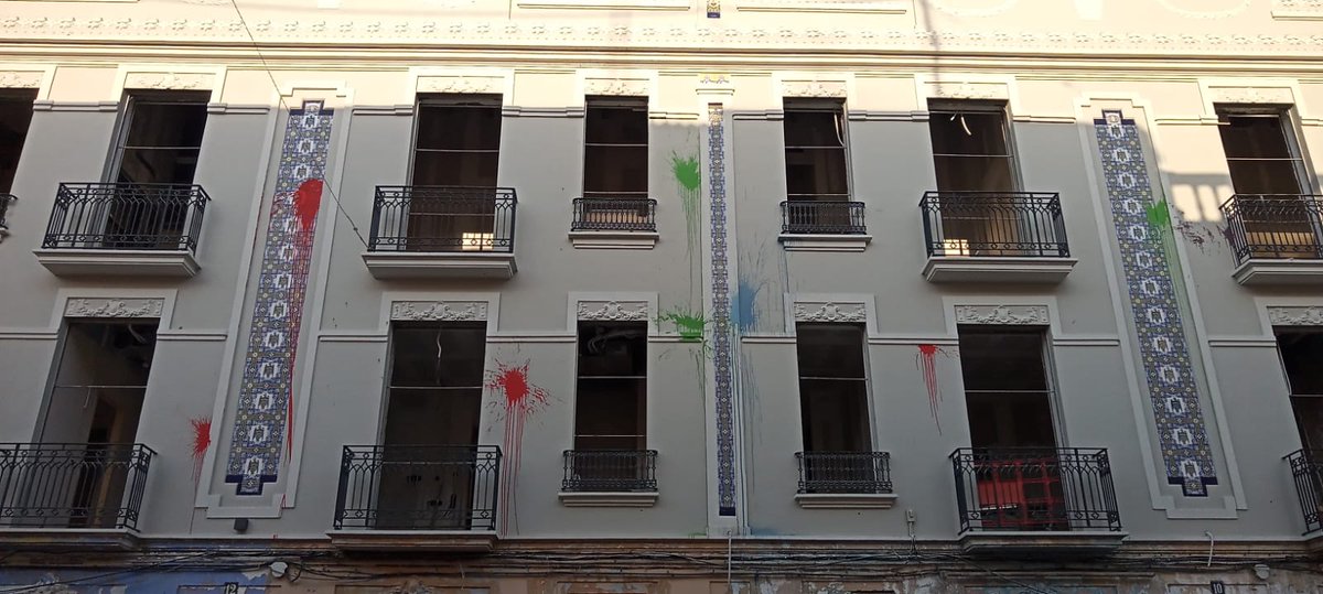 JoanCanela's tweet photo. A Benimaclet han rabut així el nou hotel de luxe encara per a inaugurar
"La resistència segueix viva" 
To be or not to be d'Ernst Lubitsch https://t.co/w6xR0OiwAj