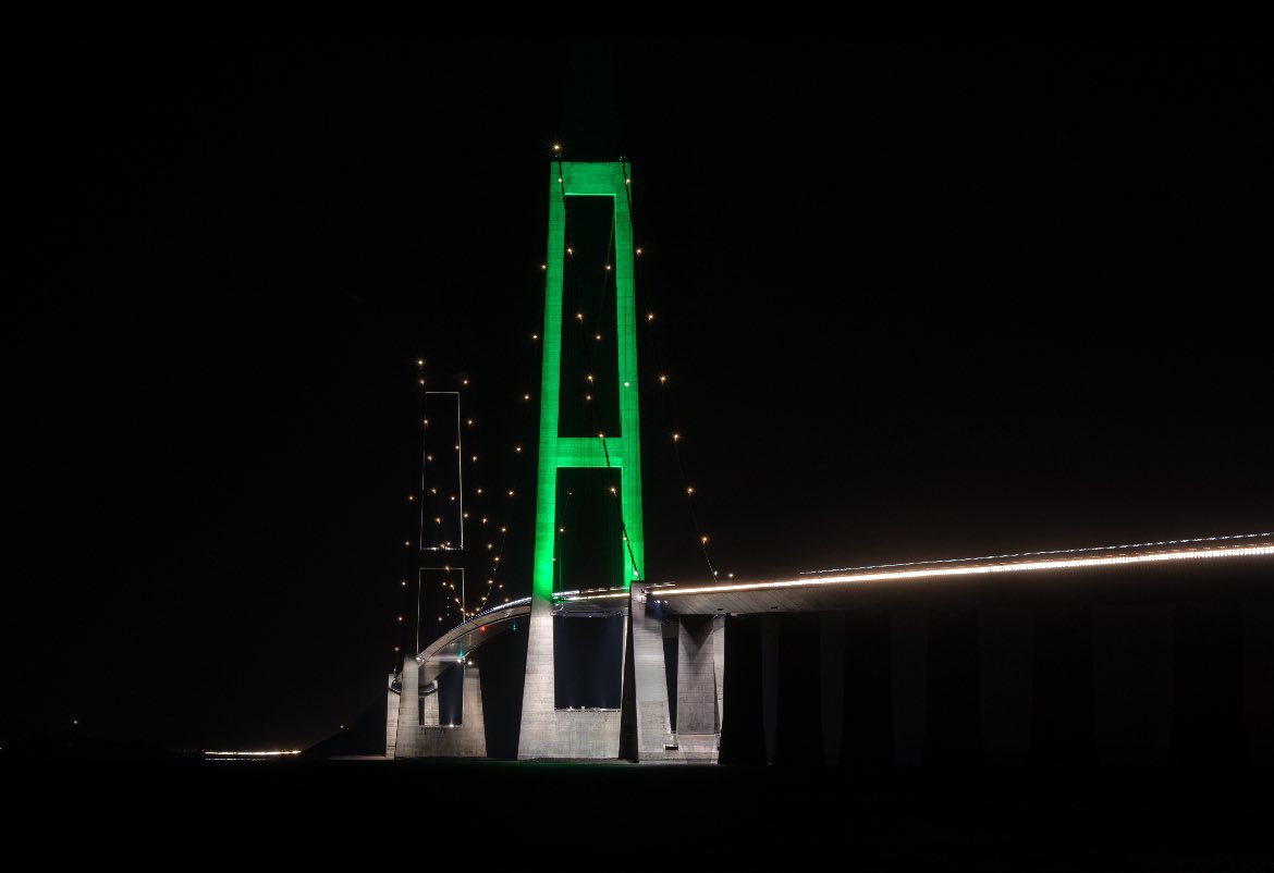 I dag markeres World #MS Day i hele verden. Også i Danmark hvor Storebæltsbroen i aften og nat vil lyse grønt for at markere støtte og opbakning til de mere end 100.000 danskere der som patient/pårørende er berørt af sygdommen. Tak til <a href="/sundogbaelt/">Sund & Bælt</a> for det 💚 #sundpol #dkpol