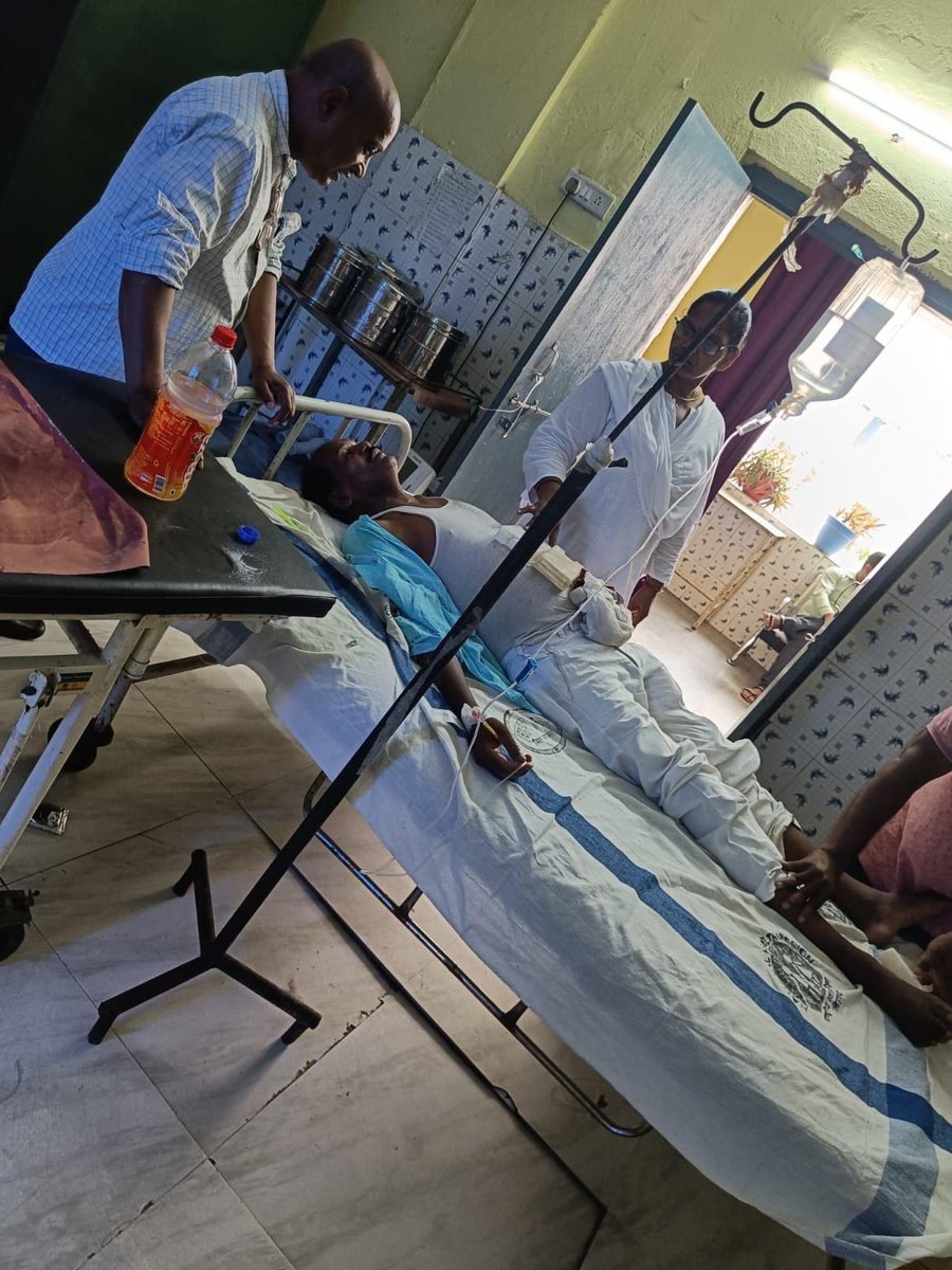 रमाकांत प्रसाद बीआरपी मोहनपुर विद्यालय निरीक्षक के दौरान बेहोश होकर गिर पड़े इनका इलाज प्राथमिक स्वास्थ्य केंद्र मोहनपुर में हो रहा है। #TeachersLivesMatter