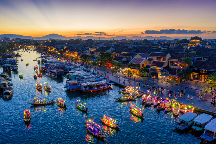 exploramundo_'s tweet photo. 🏮🇻🇳 La ciudad antigua de #HoiAn te transportará a tiempos pasados con sus calles adoquinadas y linternas coloridas. Un lugar lleno de encanto y cultura. #ExploraMundo #ViajaVietnam https://t.co/hKQa2tk2yS
