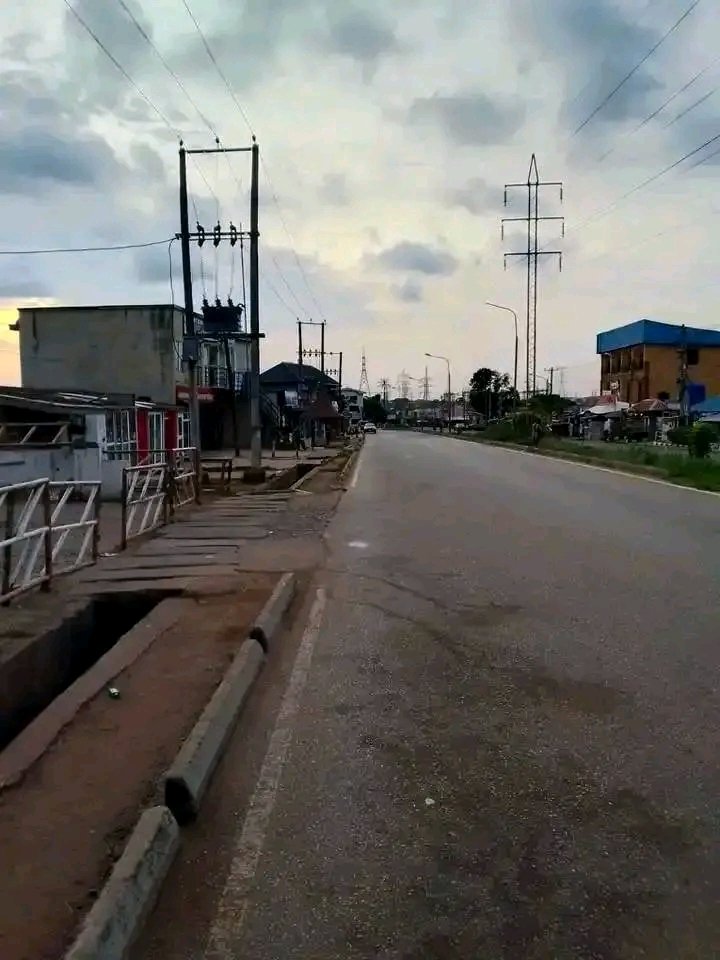 chinedu07645411's tweet photo. Breaking
Peter MBA business is lock and closed 🔐 but he said you should come out 
#biafraheroesday30thmay2024 https://t.co/mXzu3LGr4q