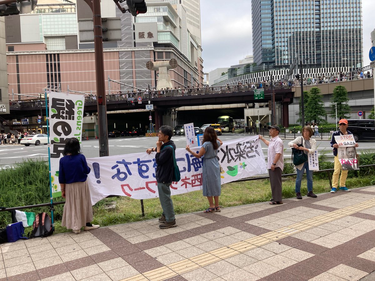 「汚染水を海に流すな！関西ネットワーク」主催で緊急アクションを行ないました。20数名が参加し、それぞれ通行中の市民のみなさんに丁寧に訴えました 。
    日時：5月26日（日）17：00～18：00 
   場所： ヨドバシカメラ梅田店１階東南入口 
   内容：マイクアピール、スタンディング