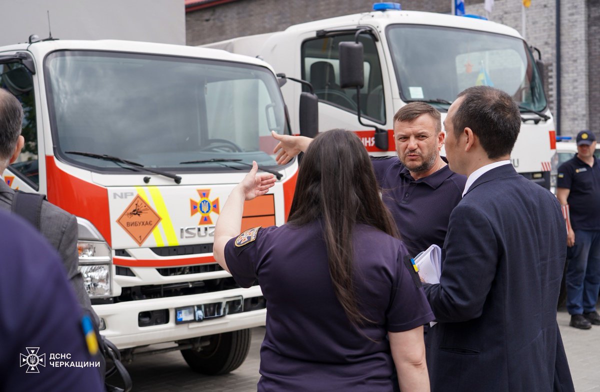 Японський уряд передасть українським рятувальникам машини механізованого розмінування. Про це домовлено під час зустрічі т.в.о. Голови ДСНС України Андрія Даника з Першим секретарем Посольства Японії в Україні Нозому Ямашітою. Детальніше: t.me/dsns_telegram/…