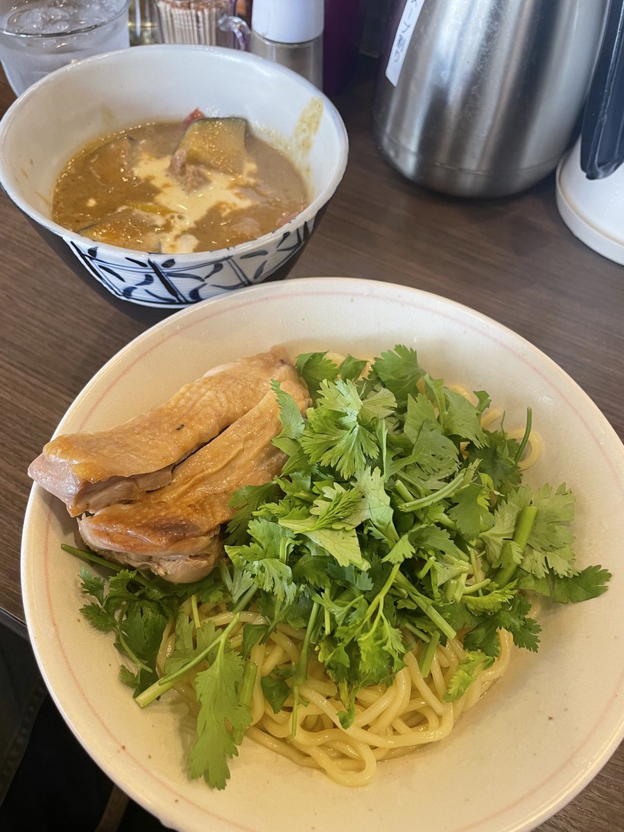 INOSHOW グリーンカレーつけ麺　熱盛　パクチー大盛り　サービスジロベジ　パスポート鳥チャーシュー
最高ではないですか❗️めちゃくちゃ旨い上に、ごはんサービス。パスポートのおかげで鳥チャーシュー追加できるし。野菜も沢山。