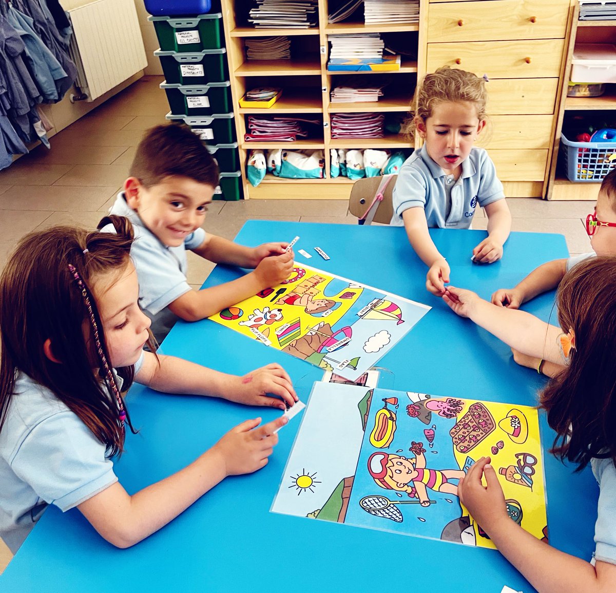 carmelitestgn's tweet photo. #PARVC A I4 estem aprenent el vocabulari de la platja. Summer is coming! English is fun!
#aprenemfent 
#depetitsagransCarmelites https://t.co/I6NxL4IkHw