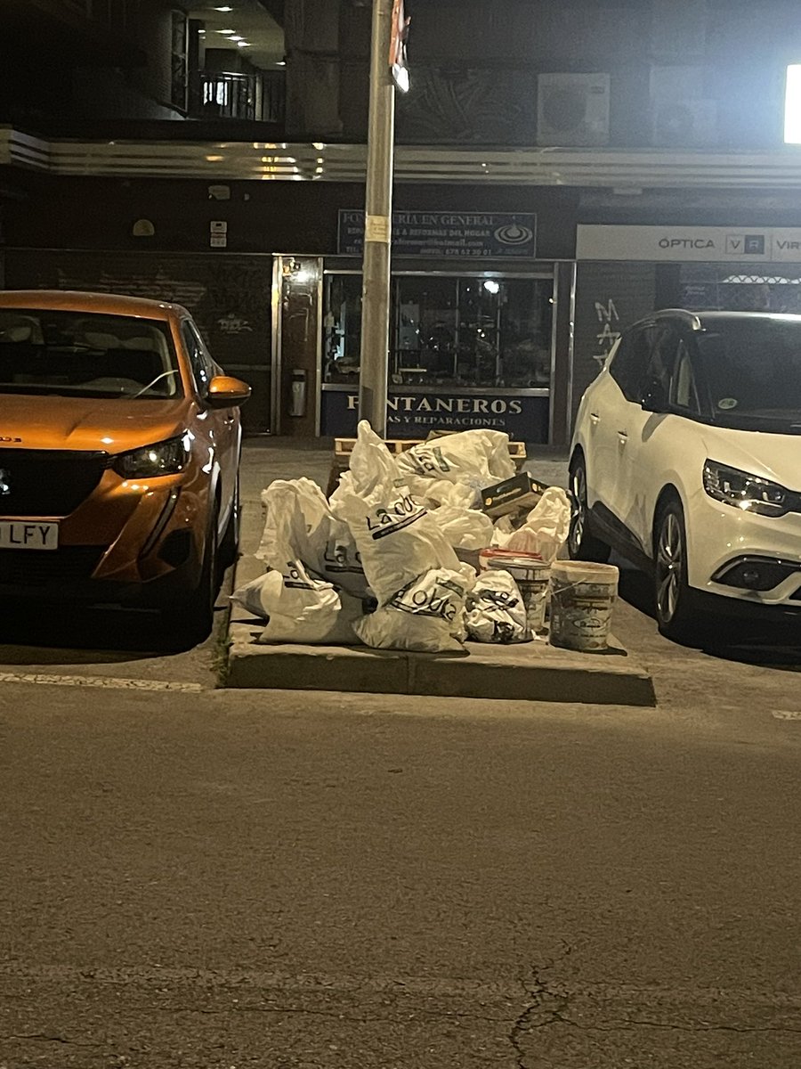 _KikeFuentes's tweet photo. @Lineamadrid Mismo lugar y misma empresa de dentro del mercardo,  que deposita escombros en vía publica a diario. https://t.co/OWrIpn2Ggu