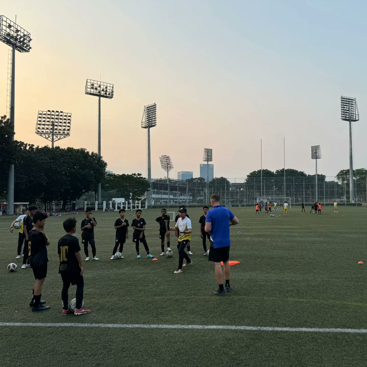 🇮🇩 While out in Indonesia Matt and Dan led a number of training sessions with players from across the country, including @AsianaSoccer The midday heat in Indonesia means that twilight sessions are the way to go! #TRFCIndonesia #TRFC #SWA